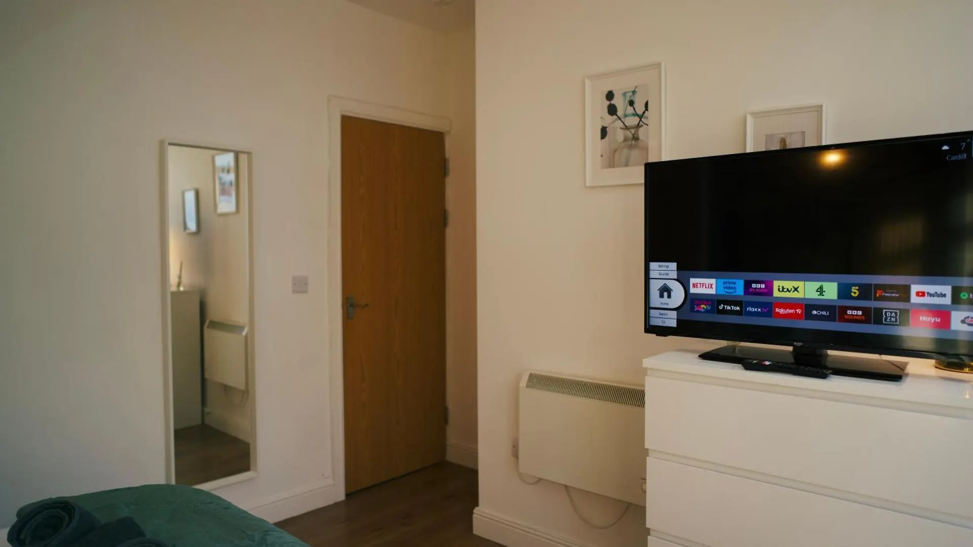 Luxury 3 Bed City Centre Apartment - Free Parking Cardiff